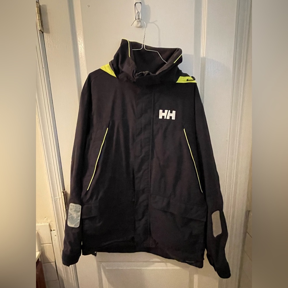 Helly Hansen men’s coat size large great condition no tears or stains